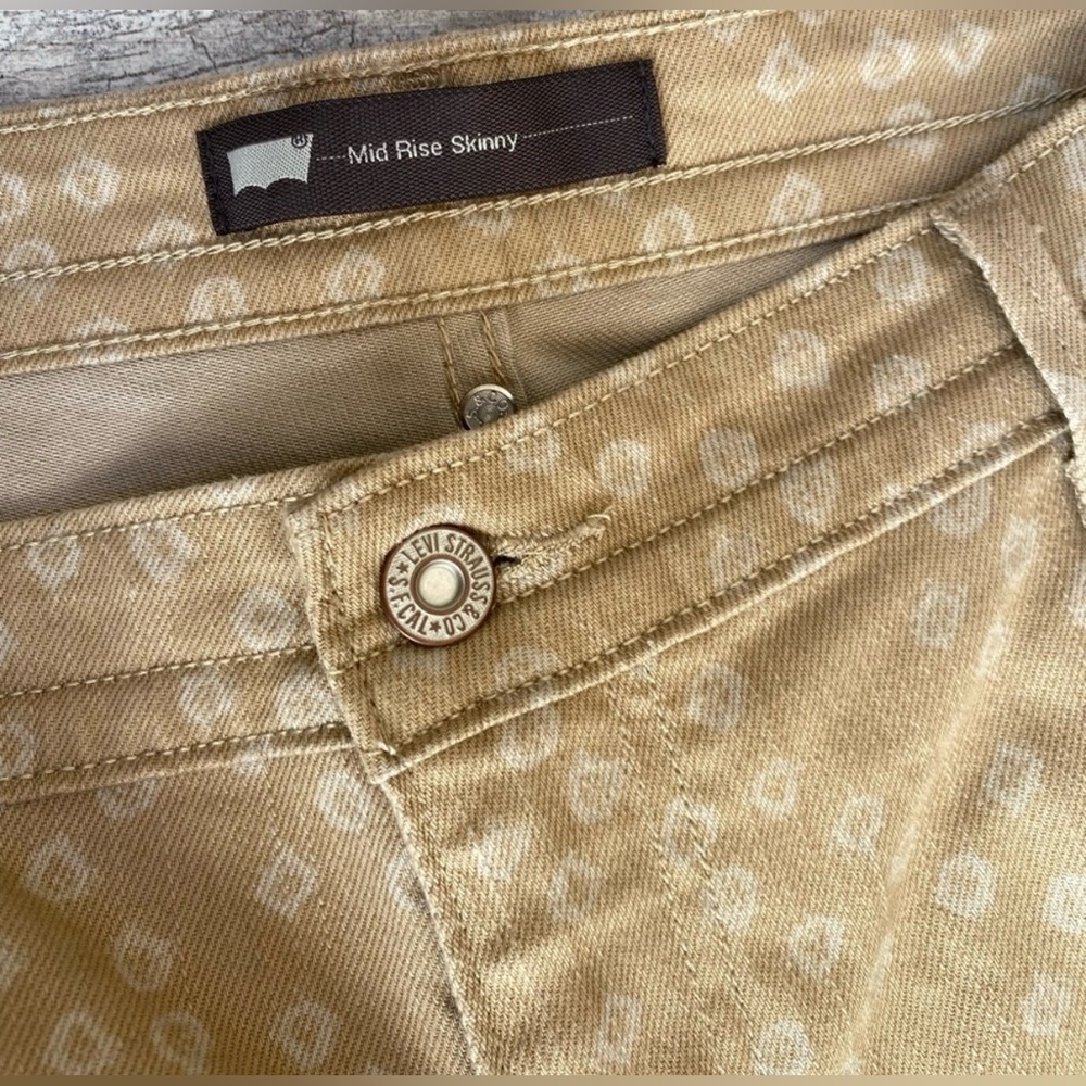 Levi's Tan Mid Rise Skinny Jeans with Pattern. 16/33